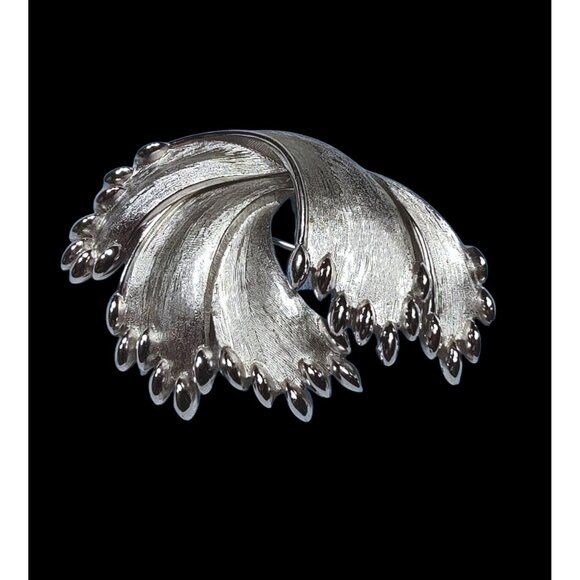 Crown Trifari Silver Tone Brooch Folded Leaf Flourish Silver Tips, Vintage - Picture 1 of 5